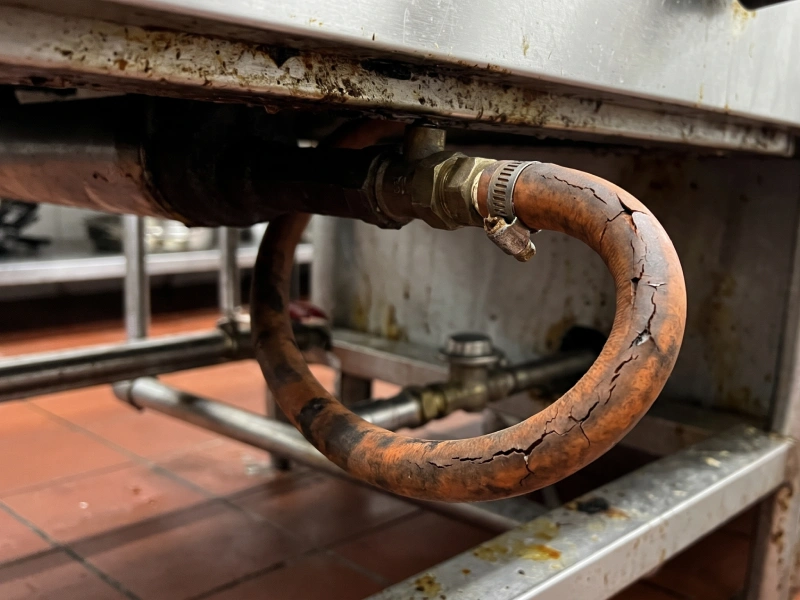 Dây dẫn gas bị rạn nứt
