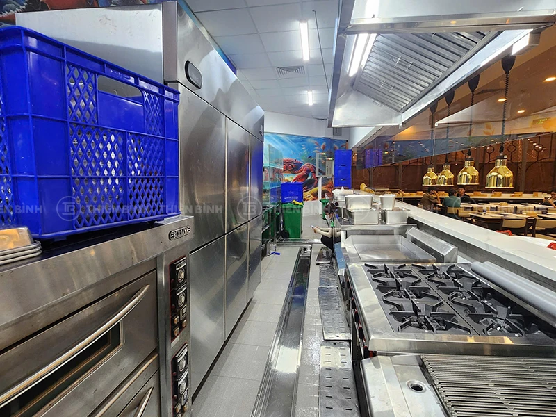 Khu bếp được trang bị hệ thống thiết bị Berjaya (tủ lạnh, lò nướng, bếp chiên phẳng, bếp âu)